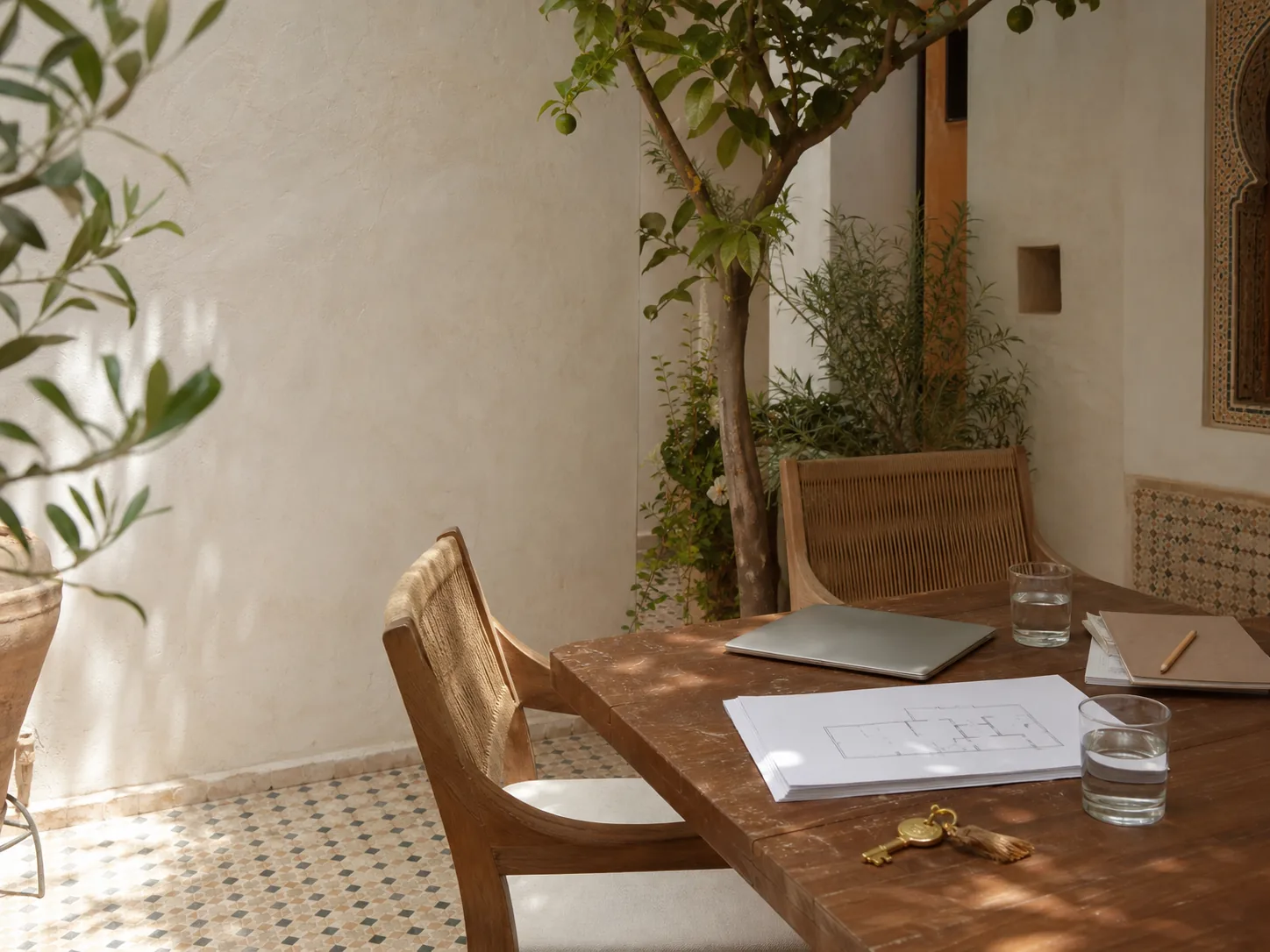 Table préparée pour un diagnostic de gestion locative dans un riad